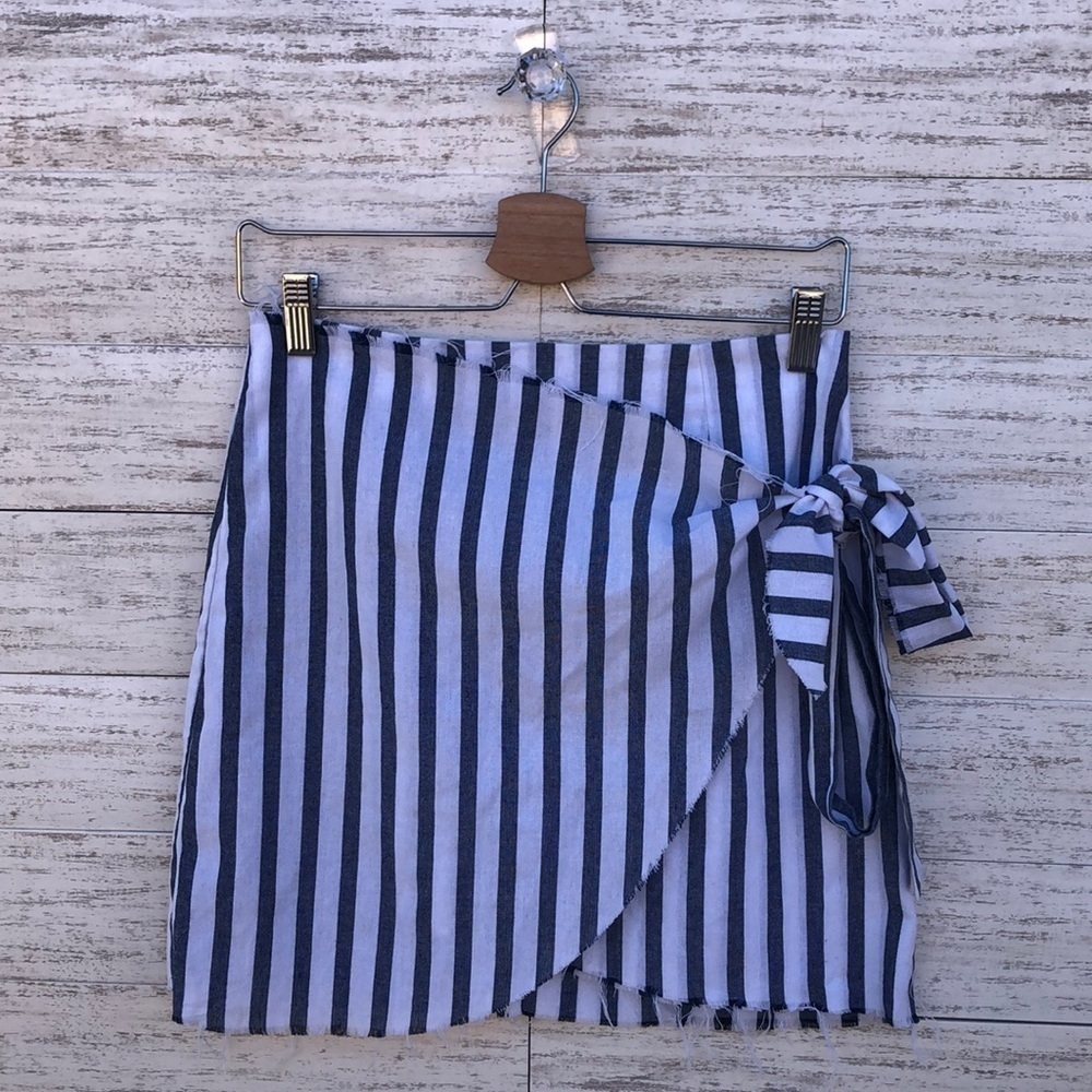 Mint Vanilla distressed skirt | SIZE 8